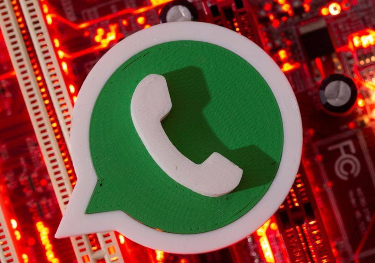 ¿Para qué sirve el nuevo botón con doble flecha que ha llegado a WhatsApp?