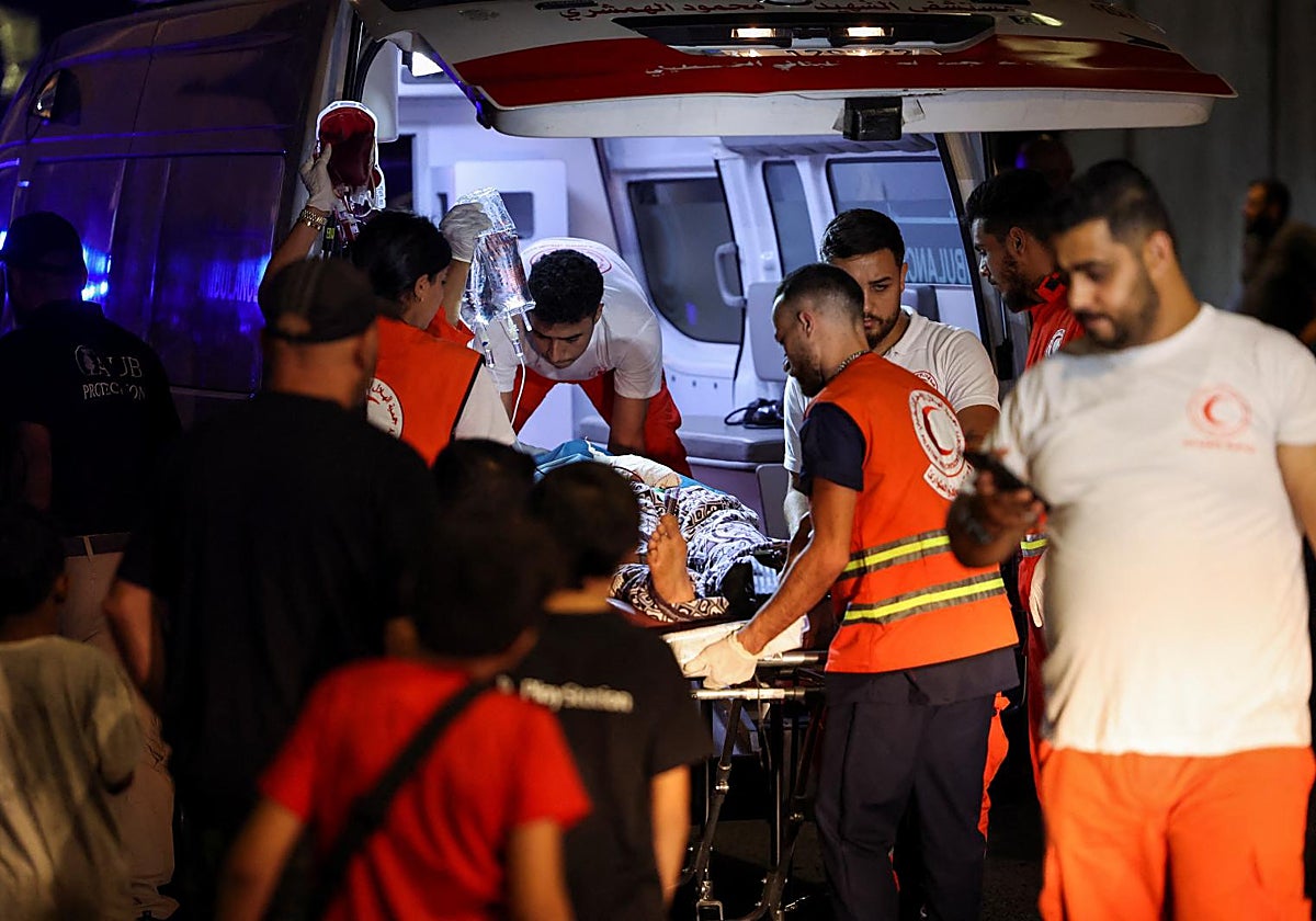 Uno de los heridos por la explosión de los buscas entrando en camilla en el interior de una ambulancia