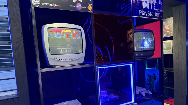 At the PlayStation exhibition the player can play titles like 'Crash Bandiccot' or 'Silent Hill'