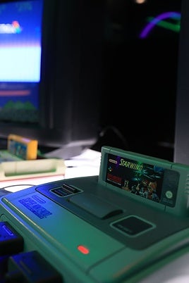 Una Super Nintendo con el juego 'Starwing' corriendo
