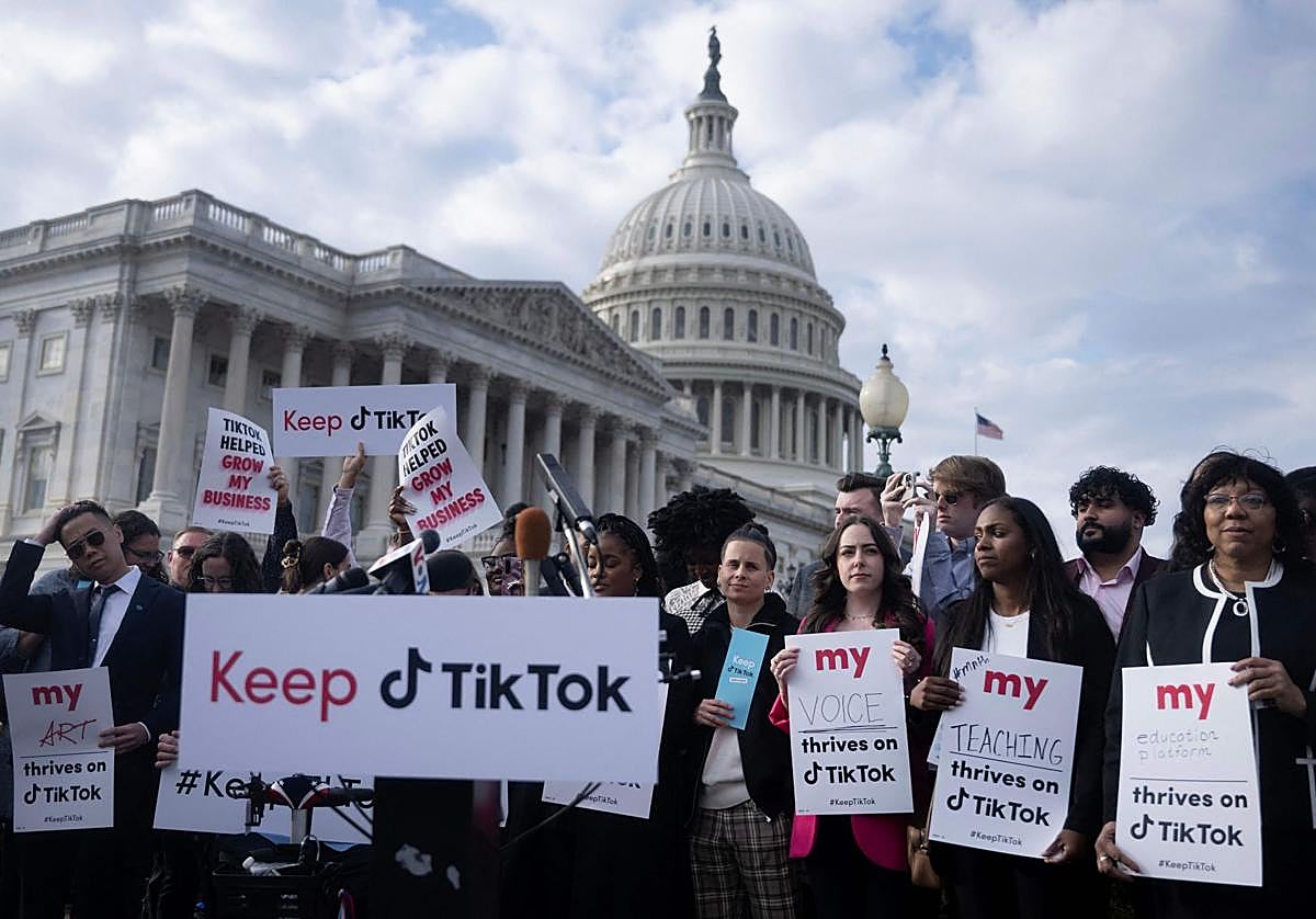 Un grupo de manifestantes en contra del veto a TikTok, en Washington