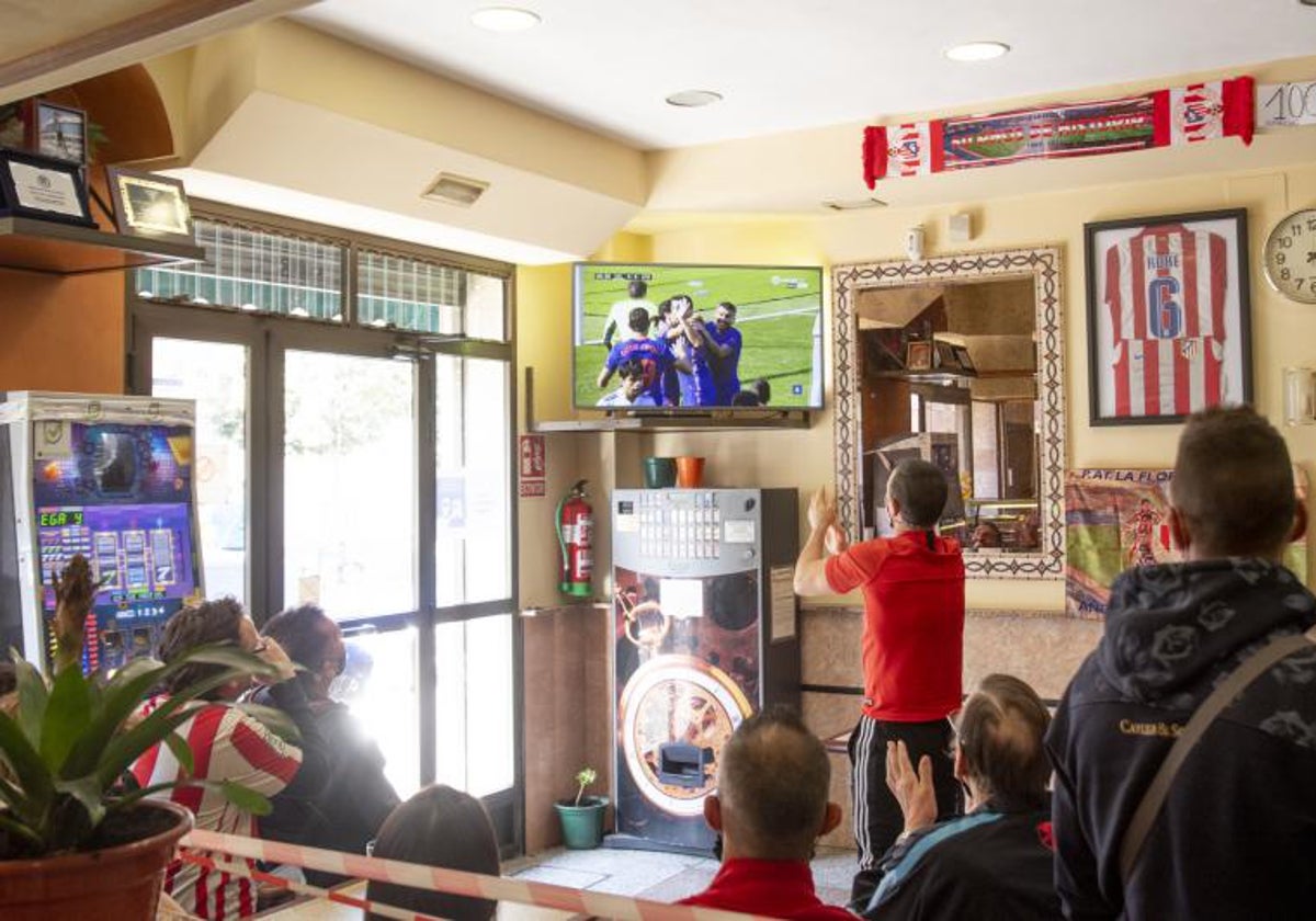 Aficionados de una peña de Madrid ven un partido de LaLiga en un bar