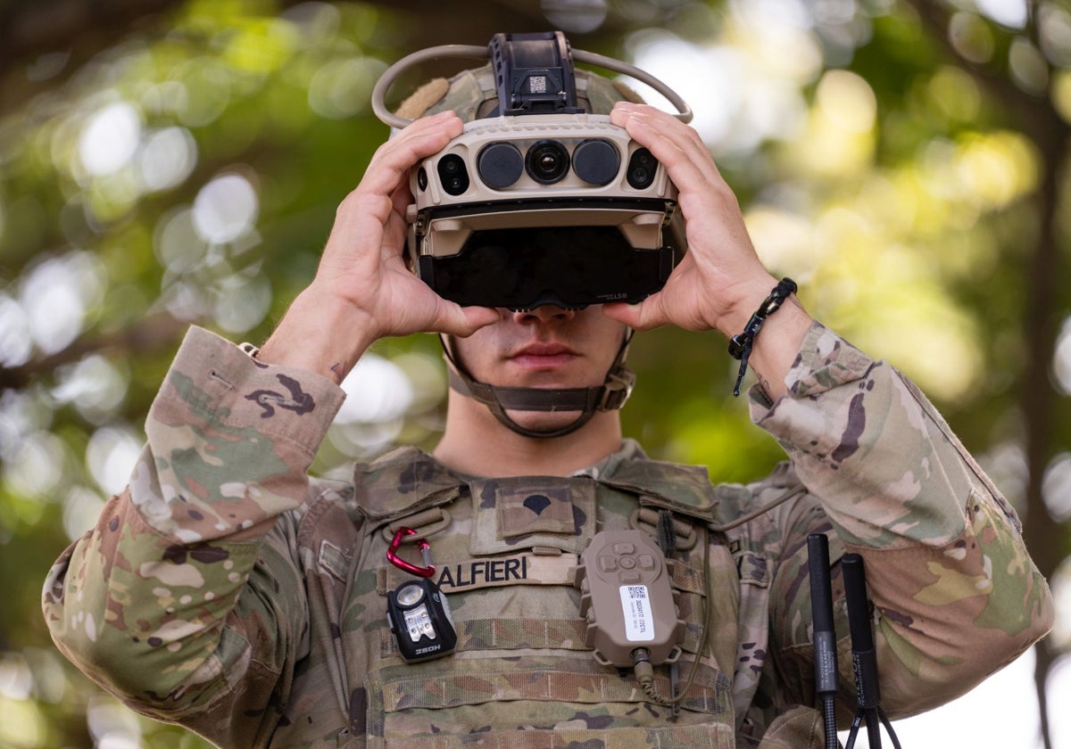 Un soldado estadounidense con un visor del programa IVAS