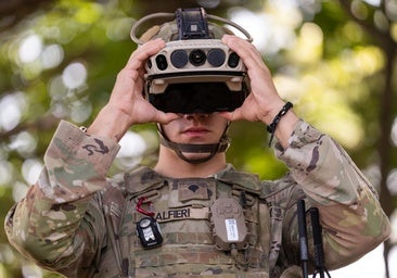 Un soldado estadounidense con un visor del programa IVAS