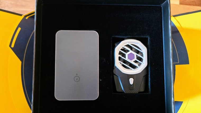 El pack incluye un ventilador externo, un soporte y una batería portátil de 6.000 mAh