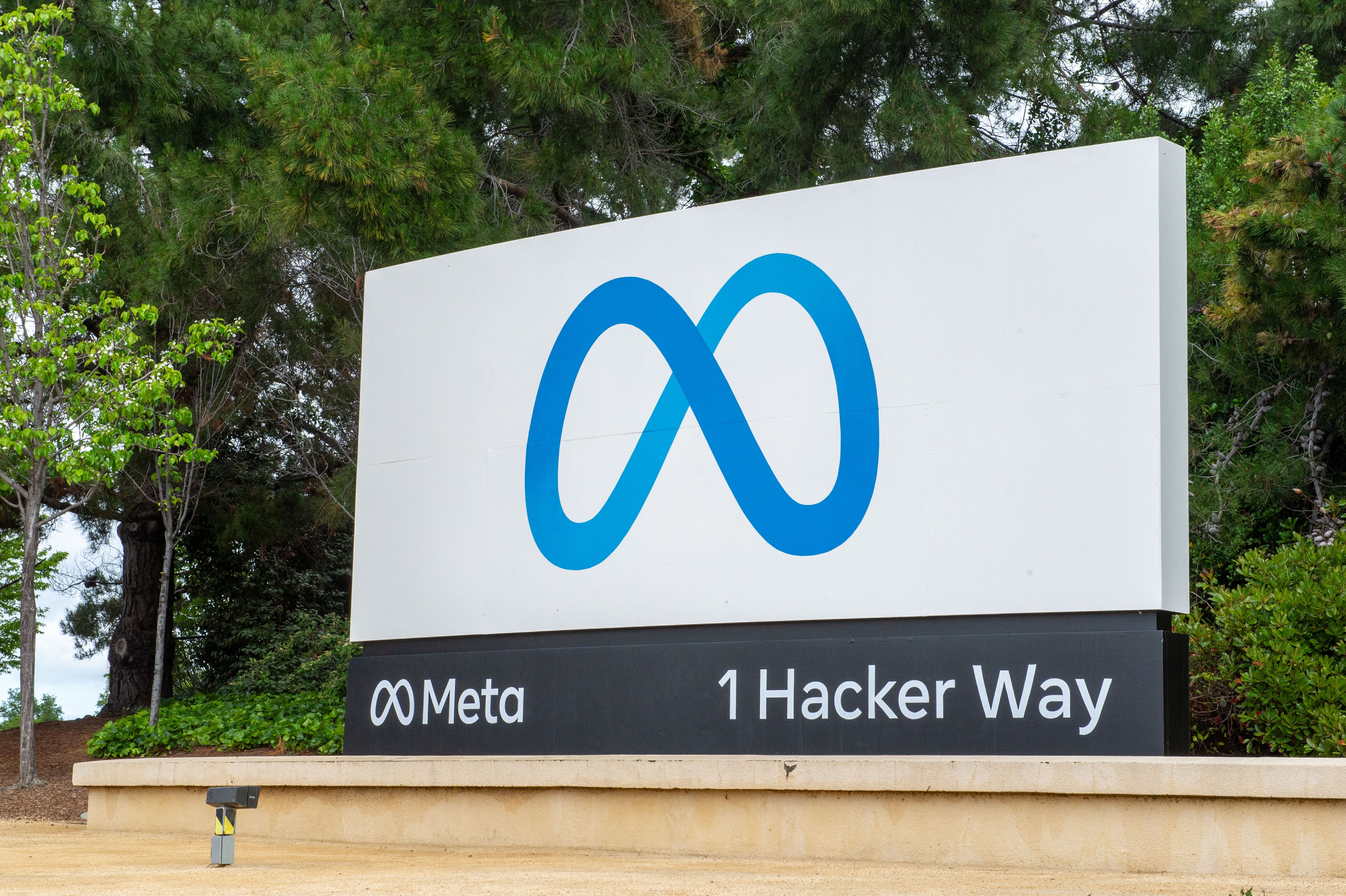 Logo de Meta en sus oficinas generales en Californa, EE.UU.