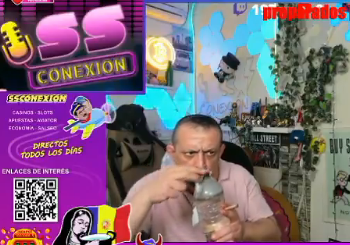 Simón Pérez, fumando de un bong artesanal en pleno directo