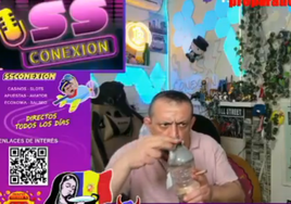 Simón Pérez, fumando de un bong artesanal en pleno directo