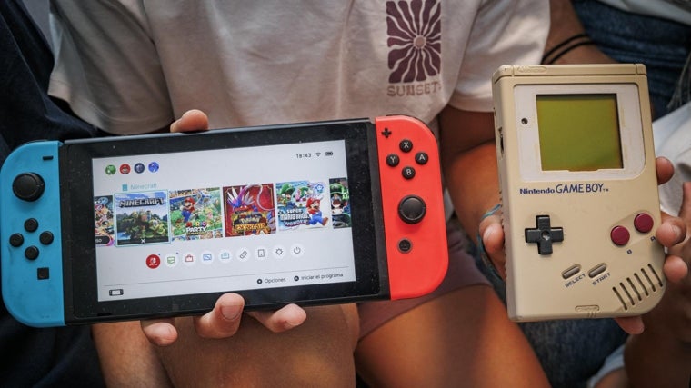 Consola Nintendo Switch junto a la primera Game Boy de 1989