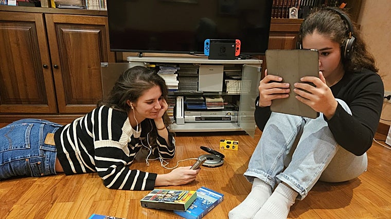 Victoria, a la derecha con su tableta, junto a Carlota, que todavía conserva su dicman