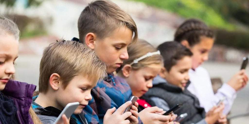 El Parlamento Europeo pide una edad mínima de 13 años para acceder a las redes sociales