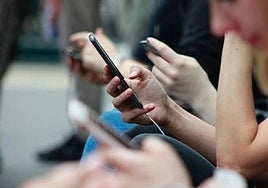 Una menor demanda a la IA que sus compañeros de clase usaron para 'desnudarla' sin permiso