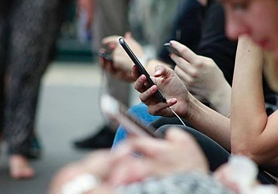 Protección de Datos multa con 2.000 euros a uno de los menores de Almendralejo que usó IA para desnudar a sus compañeras