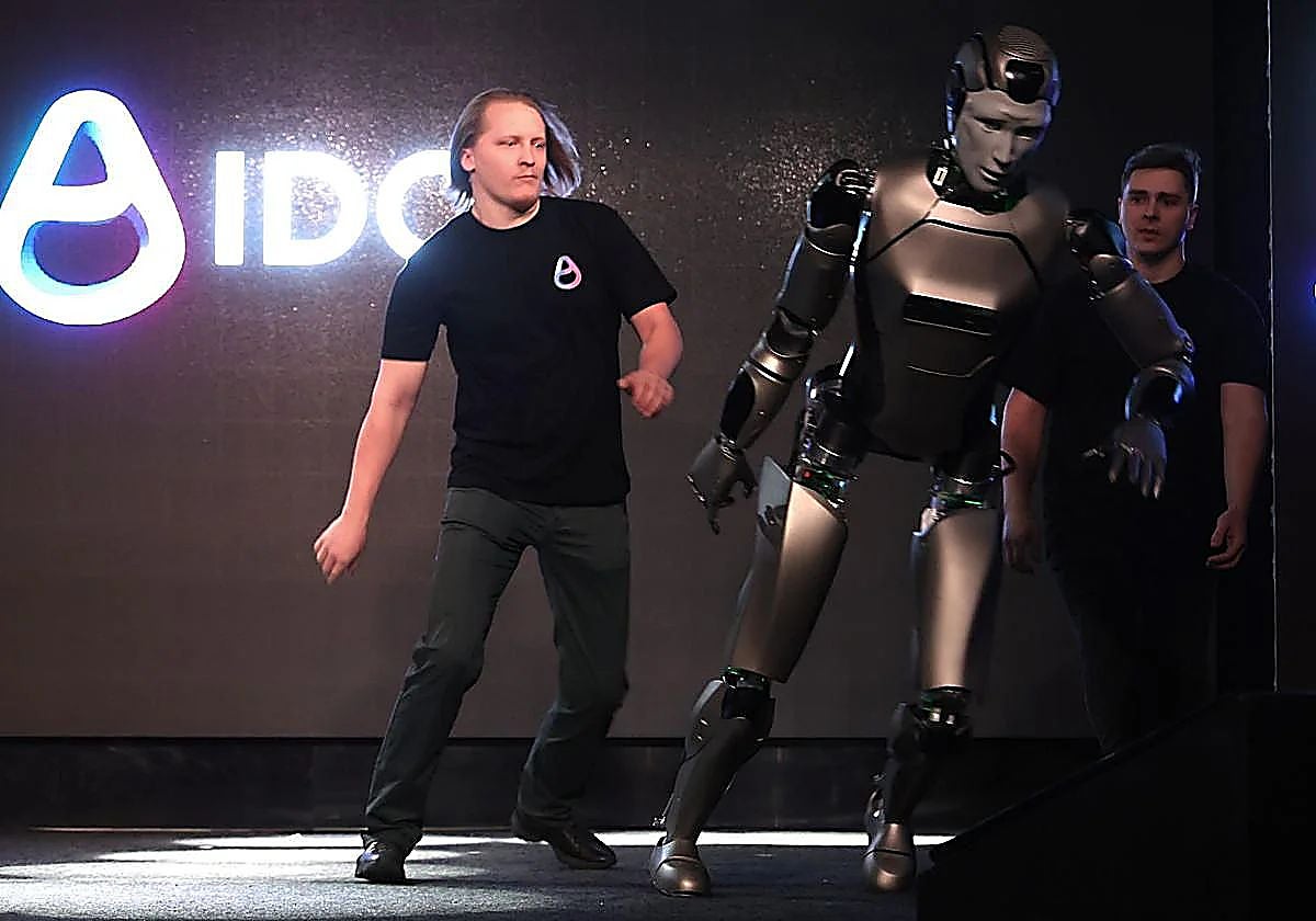 El robot justo en el momento en el que cae después de perder el equilibrio