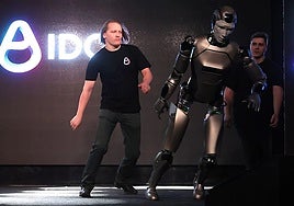 Presentan al primer robot humanoide ruso y acaba estrellándose y roto