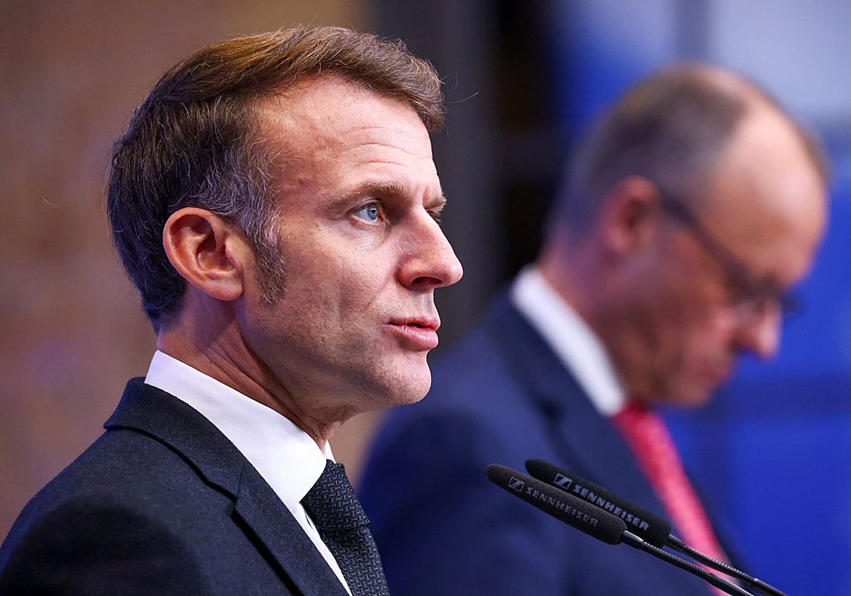 El presidente francés Emmanuel Macron, flanqueado por el canciller alemán Friedrich Merz, habla durante una rueda de prensa conjunta el día de la Cumbre sobre la Soberanía Digital Europea