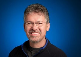 El jefe de IA de Apple deja su cargo en plena carrera con sus competidores