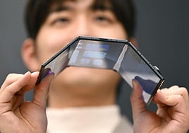 Samsung presenta su primer 'smartphone' plegable con tres pantallas