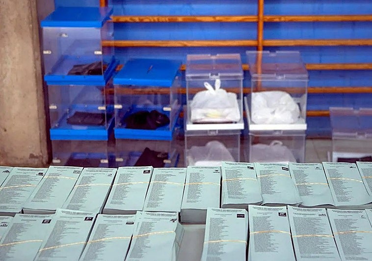 Papeletas y urnas preparadas para su traslado a colegios electorales