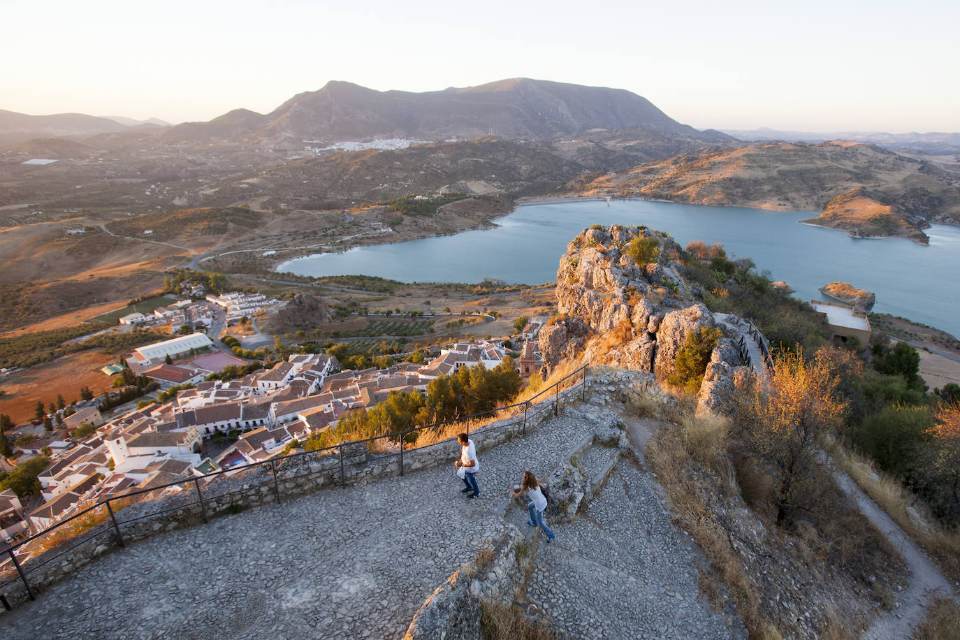 Zahara de la Sierra, con el embalse al fondo