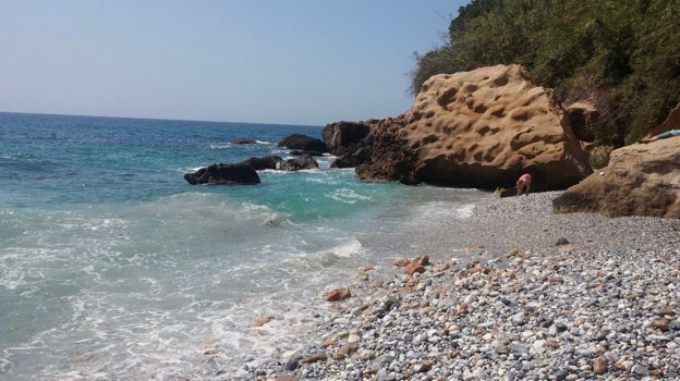 Los cantos rodados sustituyen a la arena en esta playa