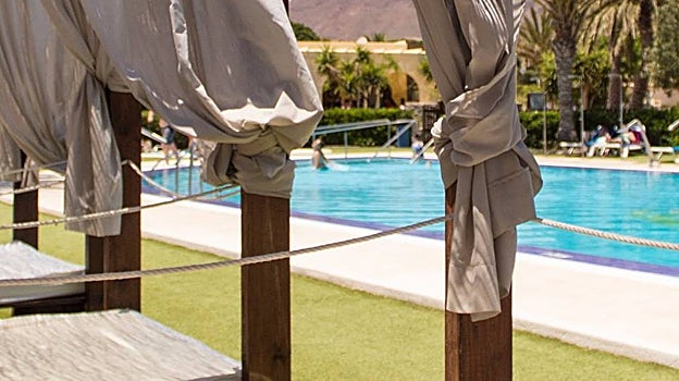 La piscina del camping de Los Escullos cuenta con camas balinesas y bar.