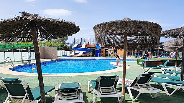 Zona de piscina y juegos acuáticos en el camping de Cabo de Gata en Almería.