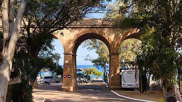 La Garrofa se ubica junto a una cala de 200 metros de largo y está acondicionada con sombrillas de brezo gratuitas.