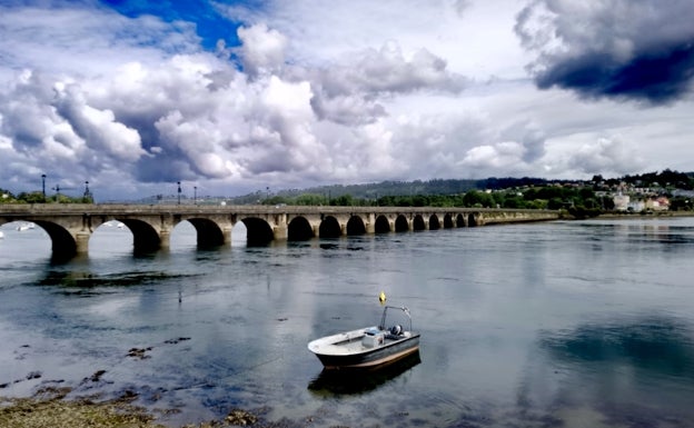 El Puente de Piedra de Puentedeume, que salva el río Eume y da acceso a la villa que fuera fundada por el rey Alfonso X el Sabio en el siglo XII, cuyo casco antiguo está declarado Conjunto Histórico.