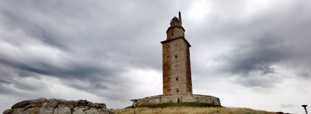 La Torre de Hércules, el faro más antiguo del mundo. El Faro, la luz de los peregrinos que llegaban por mar a Coruña para emprender el Camino Inglés.