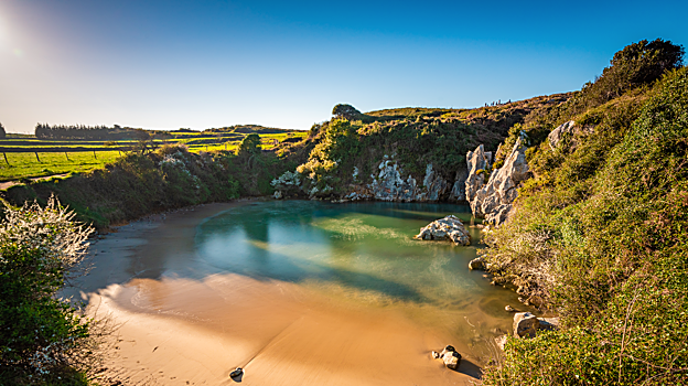 Imagen de la playa de Gulpiyuri
