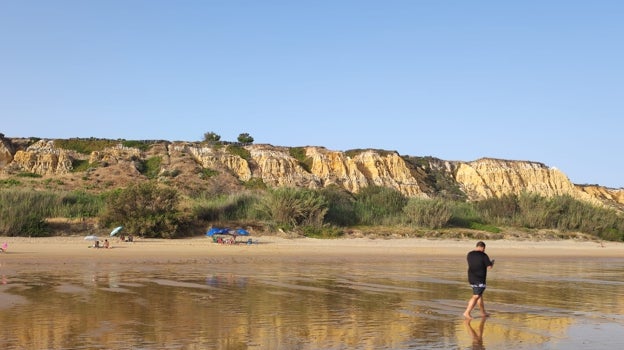 La playa cuenta con más de tres kilómetros de extensión y es ideal para pasear