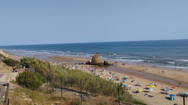 Debido a su gran extensión, es un a playa que habitualmente no presenta grandes masificaciones