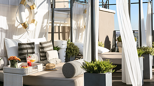 Camas balinesas del beach club de hotel Emperador