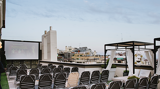 Cine de verano en el hotel Emperador