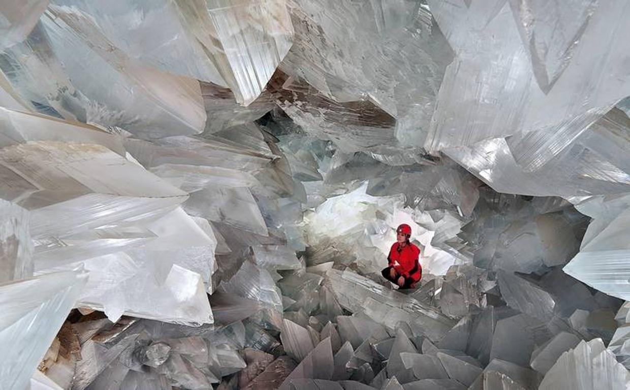 Científica en el interior de la geoda de Pulpí en Almería.