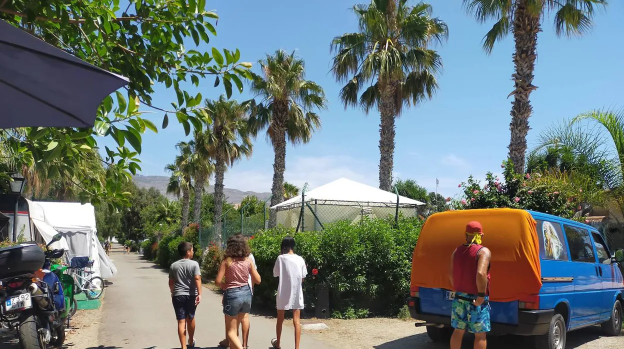 Los mejores campings de la costa de Granada para las vacaciones de verano
