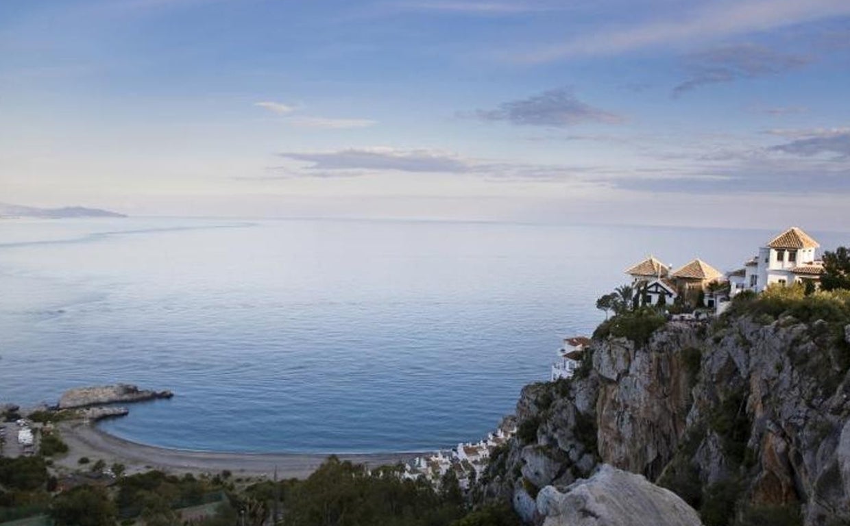 Panorámica de la playa de La Herradura en la Costa Tropical de Granada