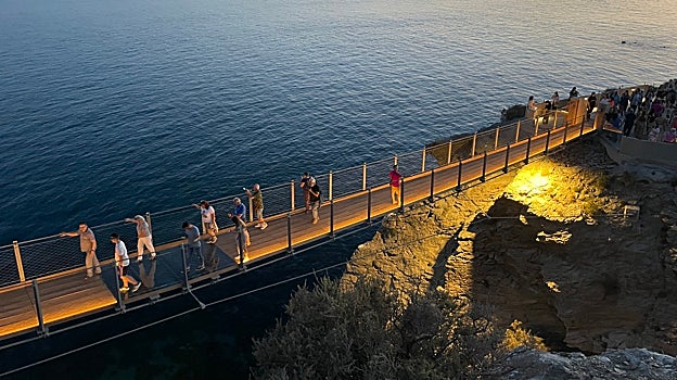 Imagen nocturna de la pasarela colgante de Jolúcar