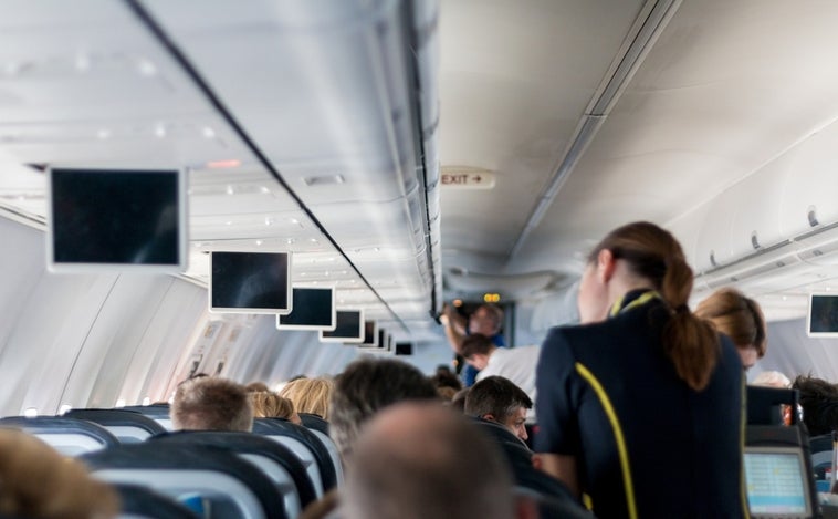 Cómo conseguir bebidas gratis en el avión con este truco