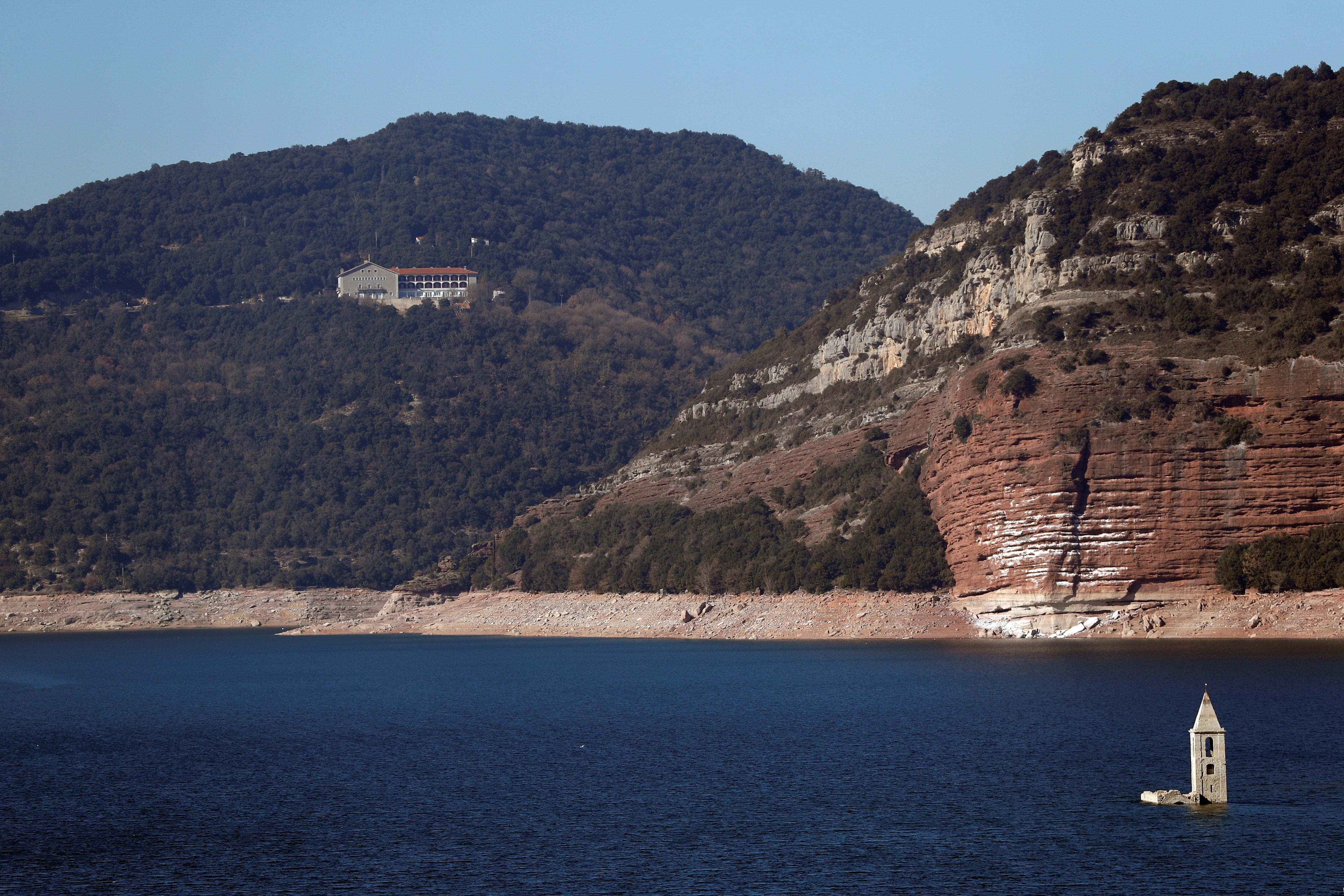 Una iglesia del siglo XI en un embalse sin agua pero lleno de turistas