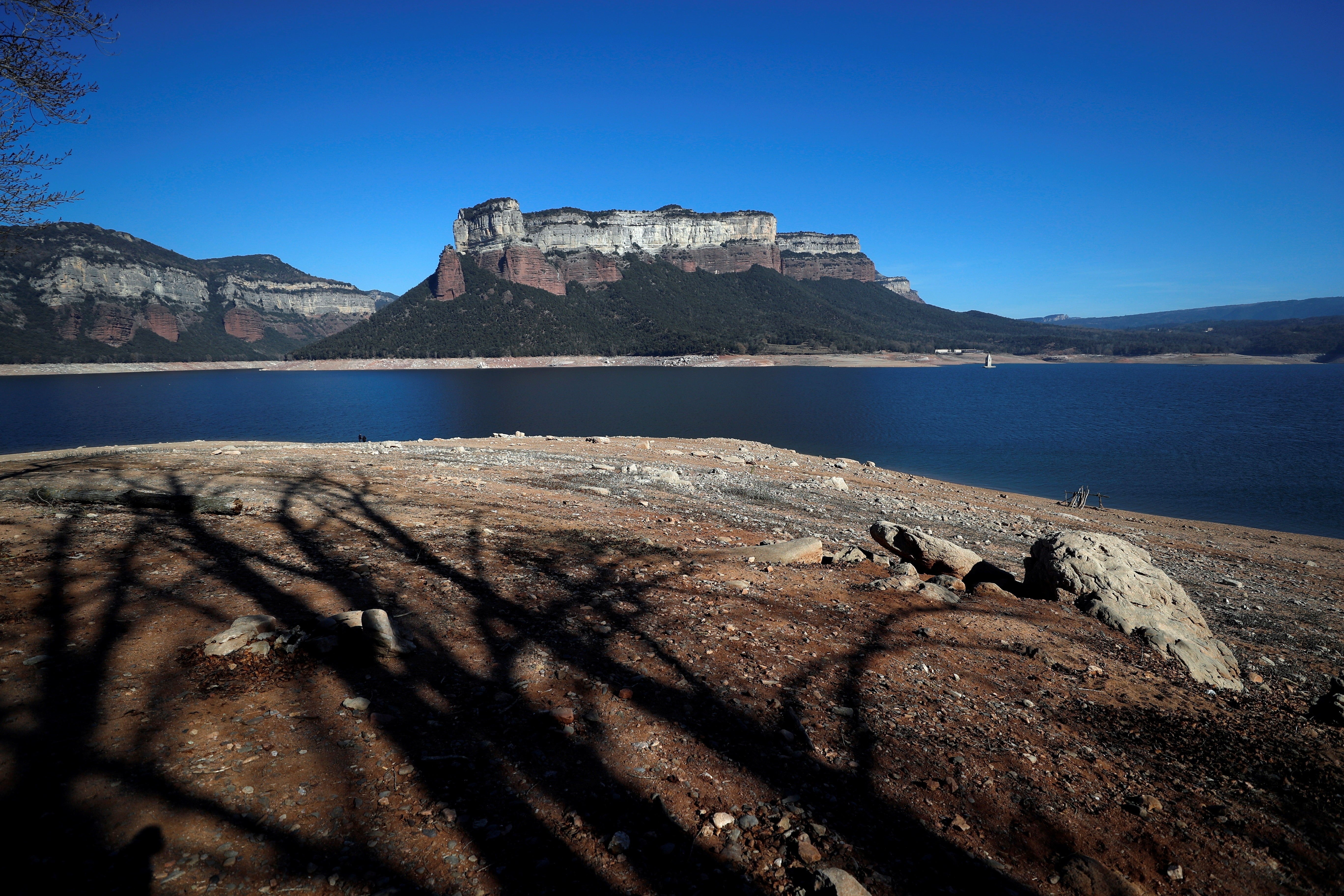 Una iglesia del siglo XI en un embalse sin agua pero lleno de turistas