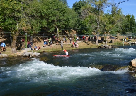 Imagen secundaria 1 - El canal de aguas bravas, una referencia en España, y la nueva vía ferrata, inaugurada el 6 de agosto, muestran la apuesta de Sabero por el turismo de deporte y aventura