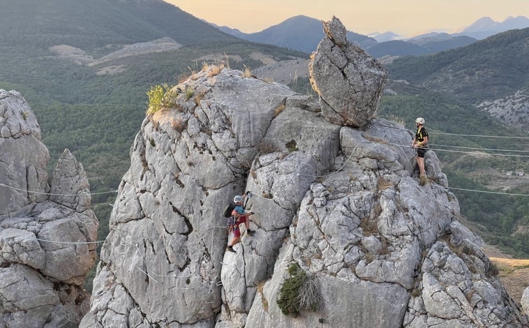 Imagen principal - El canal de aguas bravas, una referencia en España, y la nueva vía ferrata, inaugurada el 6 de agosto, muestran la apuesta de Sabero por el turismo de deporte y aventura