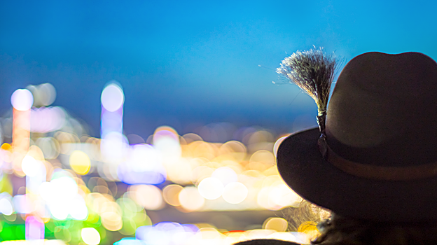 Hombre con sombrero típico alemán mirando al Oktoberfest