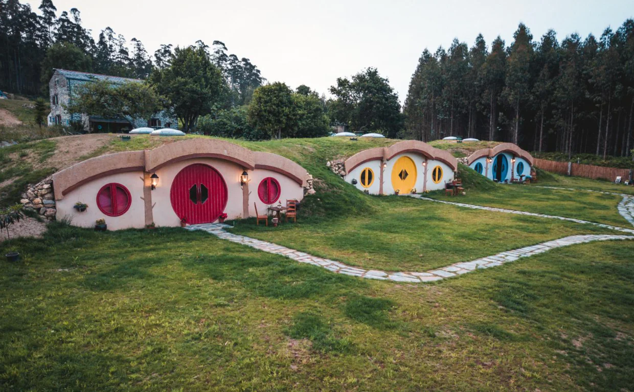 Tres casas de un pueblo de Galicia donde se puede dormir como un hobbit