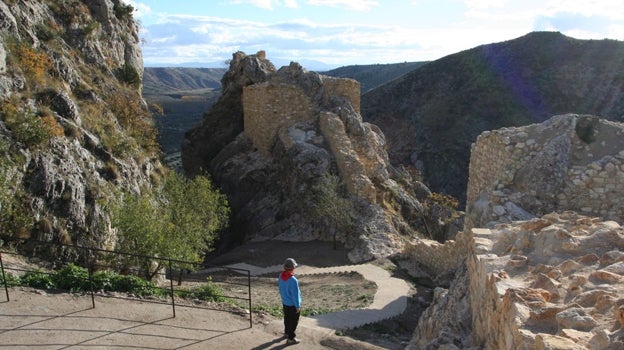 El Castillo de Castril se confunde prácticamente con la naturaleza que lo integra