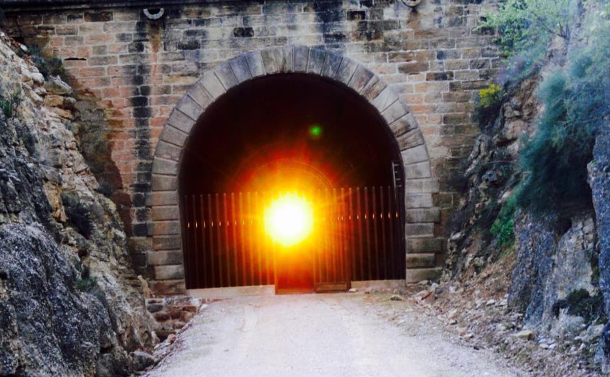 El sol cruza de punta a punto el túnel de Valdealgorfa