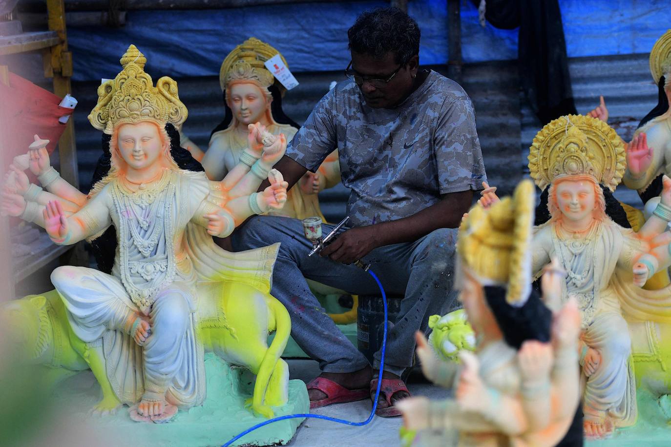 Últimos detalles antes de la fiesta del Durga Puya, en Bombay