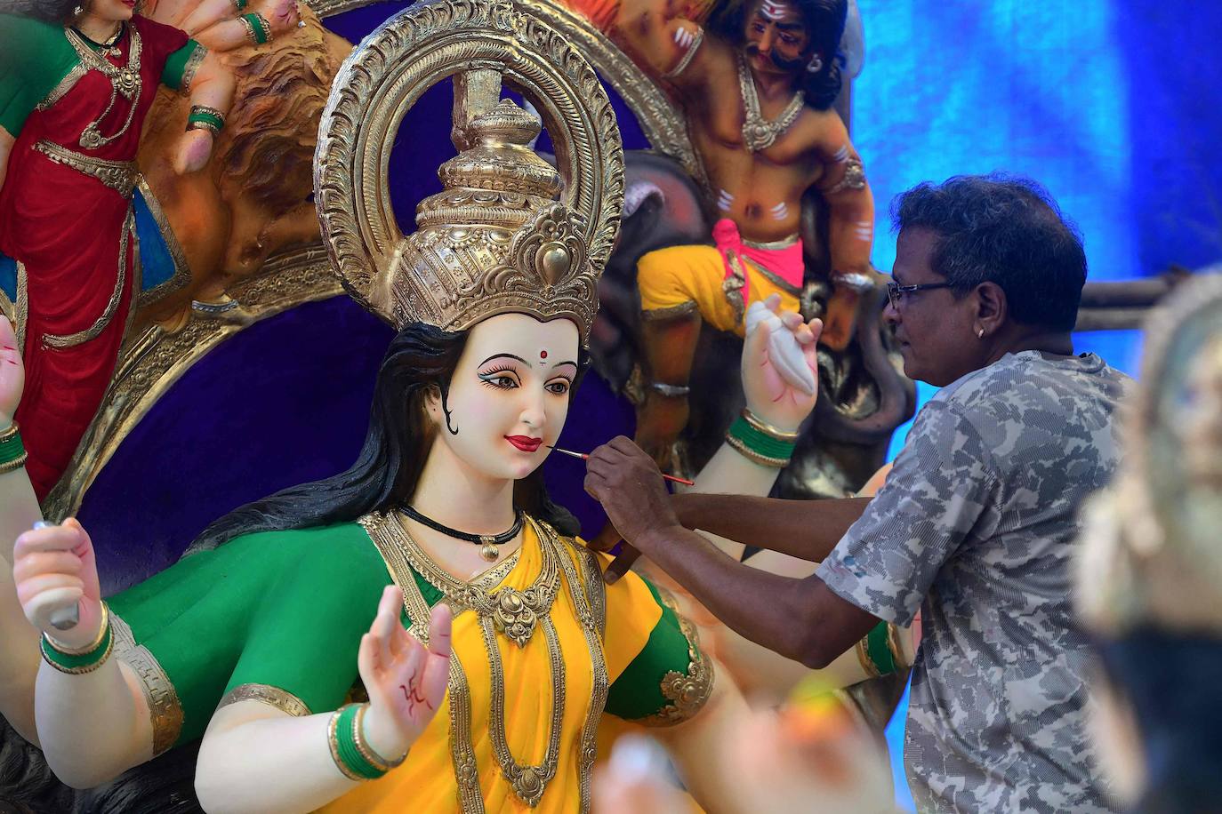 Trabajo intenso en los días previos al Durga Puya, en Bombay